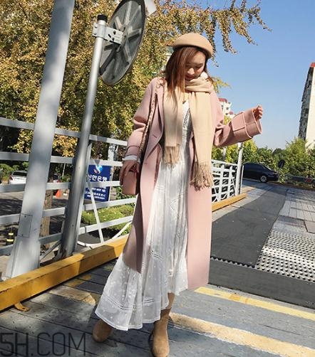 粉色大衣配什么顏色的圍巾？粉色大衣搭配圍巾圖片