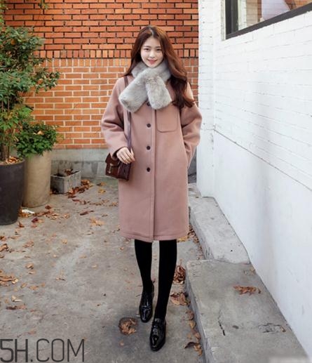 粉色大衣配什么顏色的圍巾？粉色大衣搭配圍巾圖片