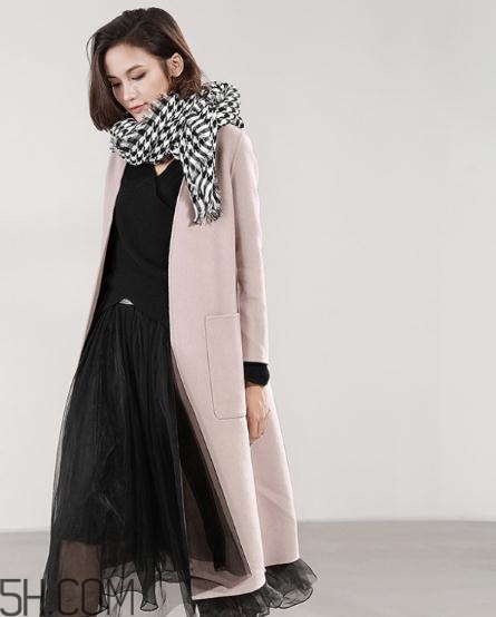 粉色大衣配什么顏色的圍巾？粉色大衣搭配圍巾圖片
