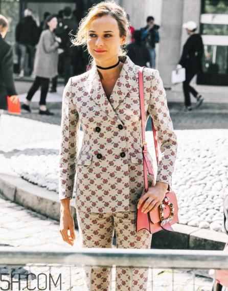 粉色包包配什么顏色衣服？粉色包包搭配服裝圖片