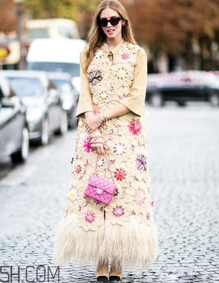 粉色包包配什么顏色衣服？粉色包包搭配服裝圖片