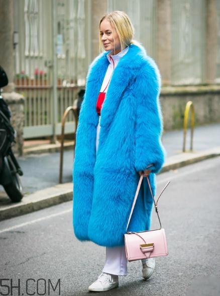 粉色包包配什么顏色衣服？粉色包包搭配服裝圖片