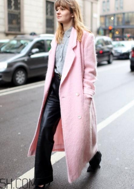 粉色大衣里面怎么搭配？粉色大衣內(nèi)搭什么顏色？