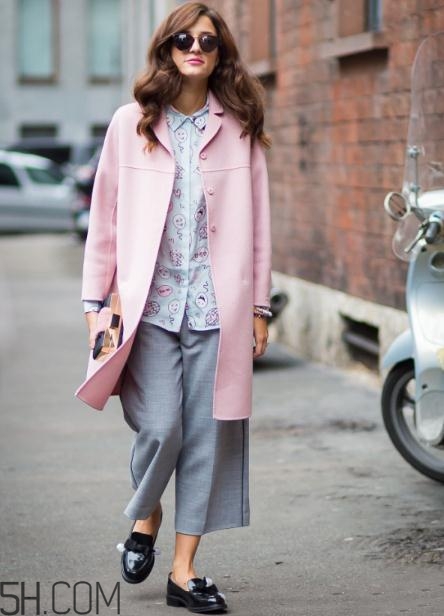 粉色大衣里面怎么搭配？粉色大衣內(nèi)搭什么顏色？