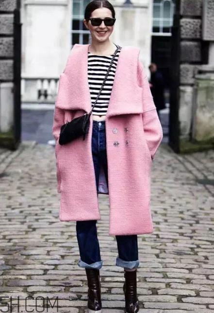 粉色大衣配什么褲子？粉色大衣搭配褲子圖片