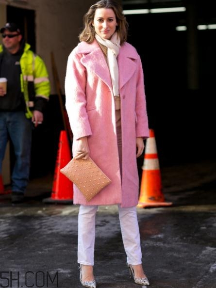 粉色大衣配什么褲子？粉色大衣搭配褲子圖片