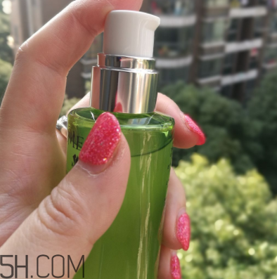 蘭蔻水光瓶后續(xù)要疊加面霜嗎？可以和精華疊加嗎？