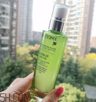 蘭蔻水光瓶后續(xù)要疊加面霜嗎？可以和精華疊加嗎？