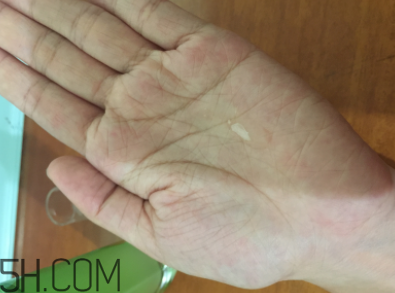 蘭蔻水光瓶后續(xù)要疊加面霜嗎？可以和精華疊加嗎？