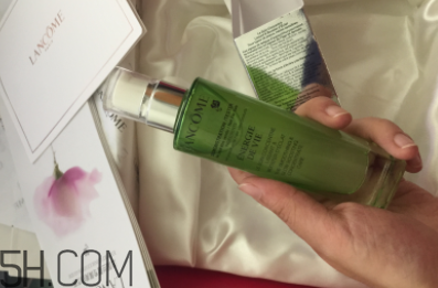 蘭蔻水光瓶后續(xù)要疊加面霜嗎？可以和精華疊加嗎？