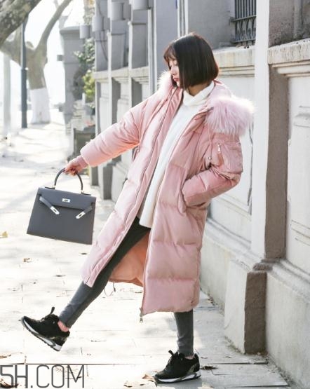 粉色羽絨服里面怎么搭配？粉色羽絨服內(nèi)搭什么？