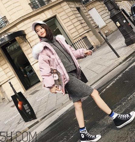 粉色羽絨服里面怎么搭配？粉色羽絨服內(nèi)搭什么？