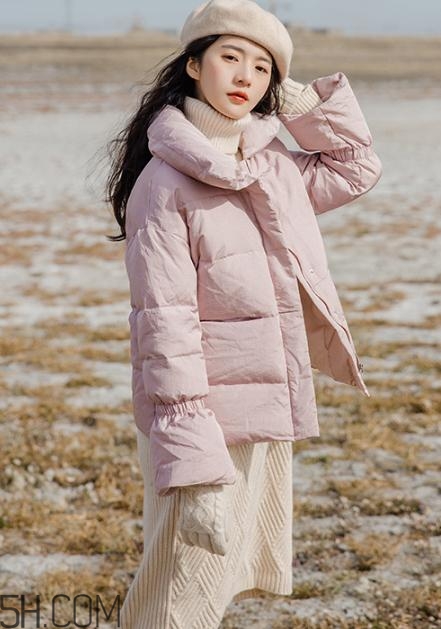 粉色羽絨服里面怎么搭配？粉色羽絨服內(nèi)搭什么？
