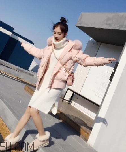 粉色羽絨服里面怎么搭配？粉色羽絨服內(nèi)搭什么？