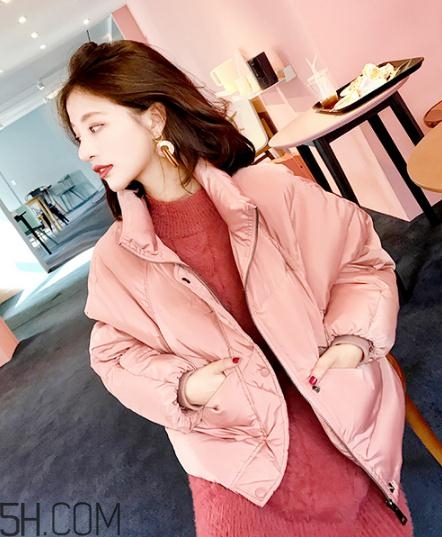 粉色羽絨服里面怎么搭配？粉色羽絨服內(nèi)搭什么？