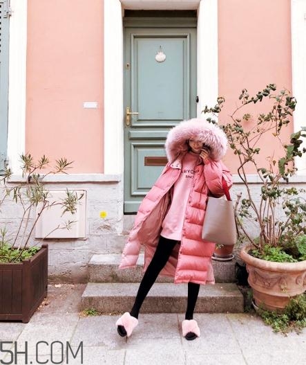 粉色羽絨服里面怎么搭配？粉色羽絨服內(nèi)搭什么？