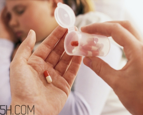 扁桃體發(fā)炎可以吃哪些水果？扁桃體發(fā)炎和咽喉炎有什么區(qū)別？