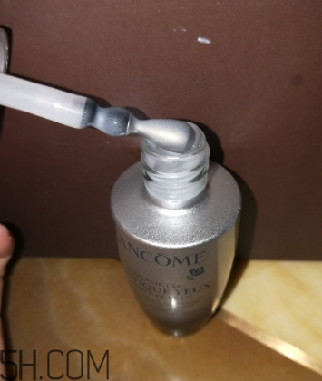 蘭蔻小黑瓶大眼精華什么時候用？早上還是晚上？