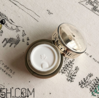 蘭蔻菁純眼霜與小黑瓶眼霜有什么區(qū)別？哪個好用？