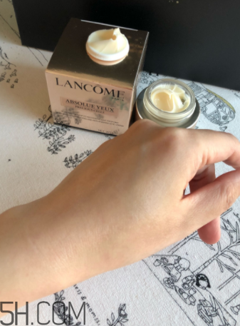 蘭蔻菁純眼霜與小黑瓶眼霜有什么區(qū)別？哪個好用？