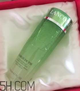 蘭蔻水光潤養(yǎng)美容液油不油？適合油皮嗎？