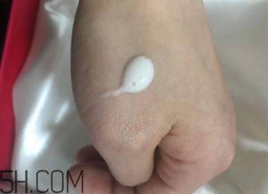 蘭蔻美膚修護(hù)精華乳有刺激嗎？適合敏感肌嗎？