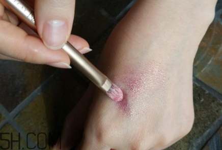 mac人魚姬眼影飛粉嗎？mac魅可人魚姬眼影粉持久嗎