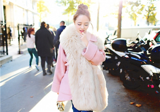 粉色大衣配什么顏色的圍巾？粉色大衣搭配圍巾圖片