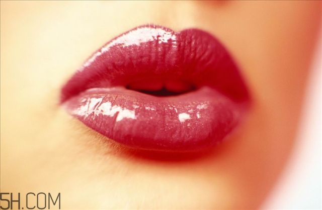 冬天嘴唇干裂脫皮怎么辦 4大原因解決方法 冬天嘴唇干裂脫皮怎么辦 4大原因解決方法