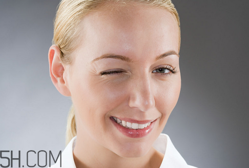 去皺眼霜哪個(gè)牌子好？眼霜和眼部精華液的用法順序