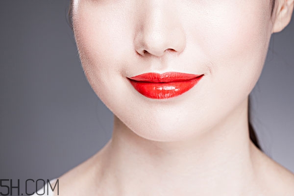 冬天嘴唇干裂脫皮怎么辦 4大原因解決方法 冬天嘴唇干裂脫皮怎么辦 4大原因解決方法