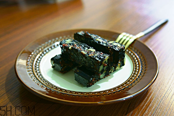 阿膠糕和阿膠固元膏的區(qū)別 3點即可判別