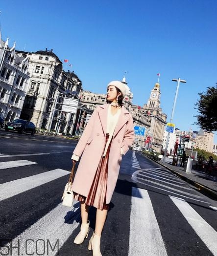 粉色大衣配什么顏色包包？粉色大衣搭配什么包？