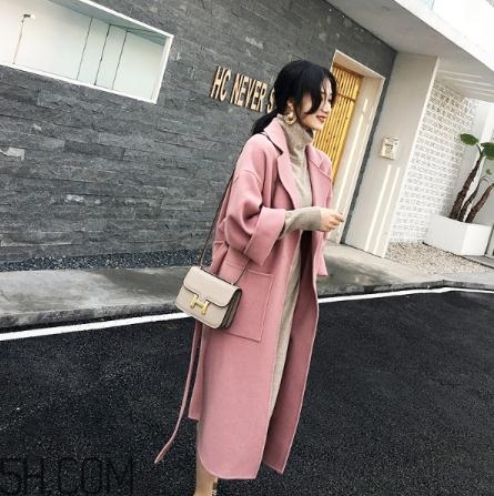 粉色大衣配什么顏色包包？粉色大衣搭配什么包？