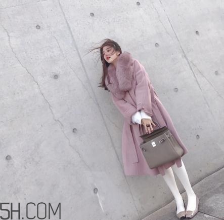 粉色大衣配什么顏色包包？粉色大衣搭配什么包？