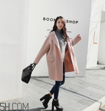 粉色大衣配什么顏色包包？粉色大衣搭配什么包？