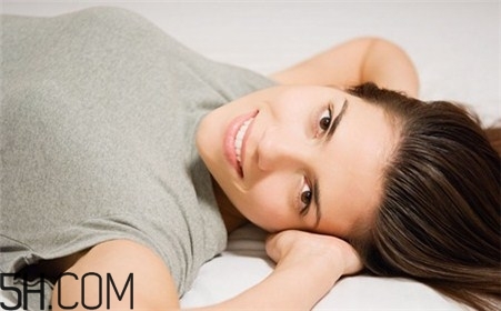 哪些壞毛病會導致乳房縮水？豐胸的最佳時期是什么時候？