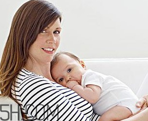 女性產(chǎn)后胸部松弛吃什么好？產(chǎn)后乳房變形如何保?。?></p><h3>產(chǎn)后護(hù)理要注意什么</h3><p>1、產(chǎn)后的活動時間要牢記。</p><p>產(chǎn)后8小時可以在床上坐一會兒。如分娩順利，產(chǎn)后12小時可以下床、上廁所。產(chǎn)后24小時可以隨意活動，但要避免長時間站立、久蹲或做重活，以防子宮脫垂。</p><p>2、4~6小時產(chǎn)婦要排尿。</p><p>自然分娩的產(chǎn)婦，在分娩后4小時即可排尿。少數(shù)產(chǎn)婦排尿困難，發(fā)生尿潴留，其原因可能與膀胱長期受壓及會陰部疼痛反射有關(guān)，應(yīng)鼓勵產(chǎn)婦盡量起床解小便，實(shí)在有困難也可請醫(yī)生想辦法，如仍不能排尿，應(yīng)進(jìn)行導(dǎo)尿。</p><p>3、除了家人，親戚朋友不要過早探望產(chǎn)婦和嬰兒。</p><p>由于剛分娩后的產(chǎn)婦需要靜養(yǎng)以恢復(fù)體力，親友最好不要在此時來探望。若來探望，時間也不宜超過半小時，要給產(chǎn)婦盡量多的時間休息。有慢性病或感冒的親友，更是最好不要來探視產(chǎn)婦及新生兒，以免引起交叉感染。</p><p>4、分娩后數(shù)小時不要吃整個的雞蛋。</p><p>雖然我國一直有吃雞蛋下奶的習(xí)慣，但醫(yī)學(xué)研究表明，分娩后數(shù)小時內(nèi)產(chǎn)婦最好不要吃整個的雞蛋。因為在分娩過程中產(chǎn)婦體力消耗較大，出汗多，體液不足，消化能力也會下降。若分娩后立即吃雞蛋就很難消化，這會增加胃腸負(fù)擔(dān)。因此在分娩后數(shù)小時內(nèi)，應(yīng)吃半流質(zhì)或流質(zhì)食物。</p><p>5、產(chǎn)后應(yīng)喝蔬菜湯。</p><p>很多媽媽產(chǎn)后馬上喝全湯催奶，導(dǎo)致乳腺導(dǎo)管堵塞，乳房脹痛加劇，不利于下奶。產(chǎn)后進(jìn)補(bǔ)要根據(jù)身體狀況，多數(shù)媽媽并不缺乏營養(yǎng)，最好先喝些清淡的蔬菜湯，5天以后再喝全湯。</p>		</div>
<div align=