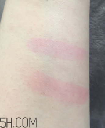 娥佩蘭潤(rùn)唇膏有香味嗎？娥佩蘭潤(rùn)唇膏有味道嗎？