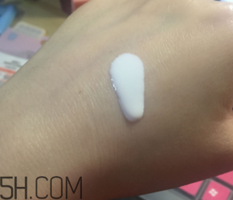 娥佩蘭防曬霜是物理防曬還是化學(xué)防曬？油不油？