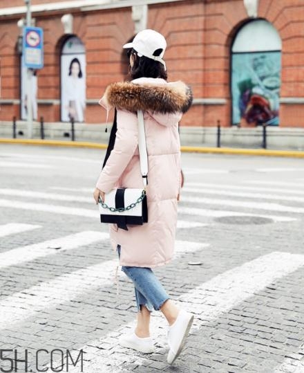 粉色羽絨服配什么褲子？粉色羽絨服搭配什么褲子好看？