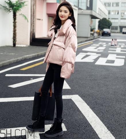 粉色羽絨服配什么褲子？粉色羽絨服搭配什么褲子好看？