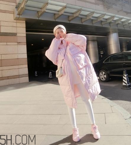 粉色羽絨服配什么褲子？粉色羽絨服搭配什么褲子好看？