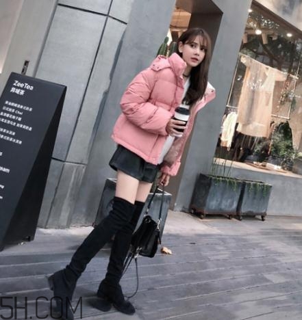 粉色羽絨服配什么褲子？粉色羽絨服搭配什么褲子好看？
