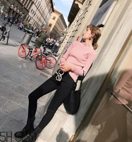 粉色毛衣搭配什么下身？粉色毛衣下面怎么搭配？