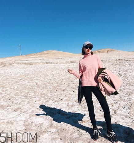 粉色毛衣搭配什么下身？粉色毛衣下面怎么搭配？