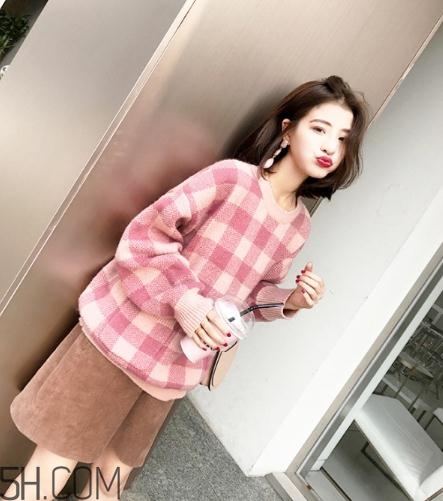 粉色毛衣搭配什么下身？粉色毛衣下面怎么搭配？