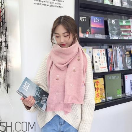 粉色圍巾怎么搭配衣服？粉色圍巾配什么顏色衣服？