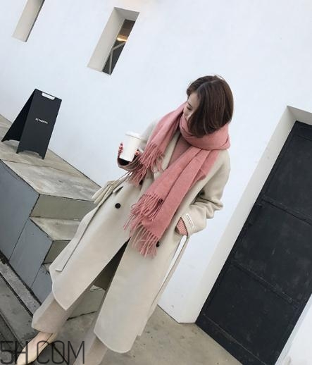 粉色圍巾怎么搭配衣服？粉色圍巾配什么顏色衣服？