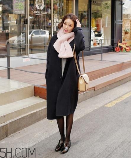 粉色圍巾怎么搭配衣服？粉色圍巾配什么顏色衣服？